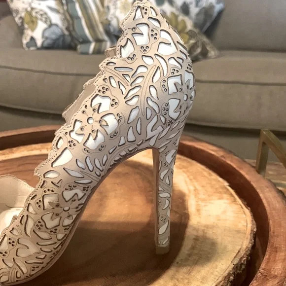 Alice & Olivia Dina Rose Laser Cut Hard to find  size 37 - Picture 9 of 16